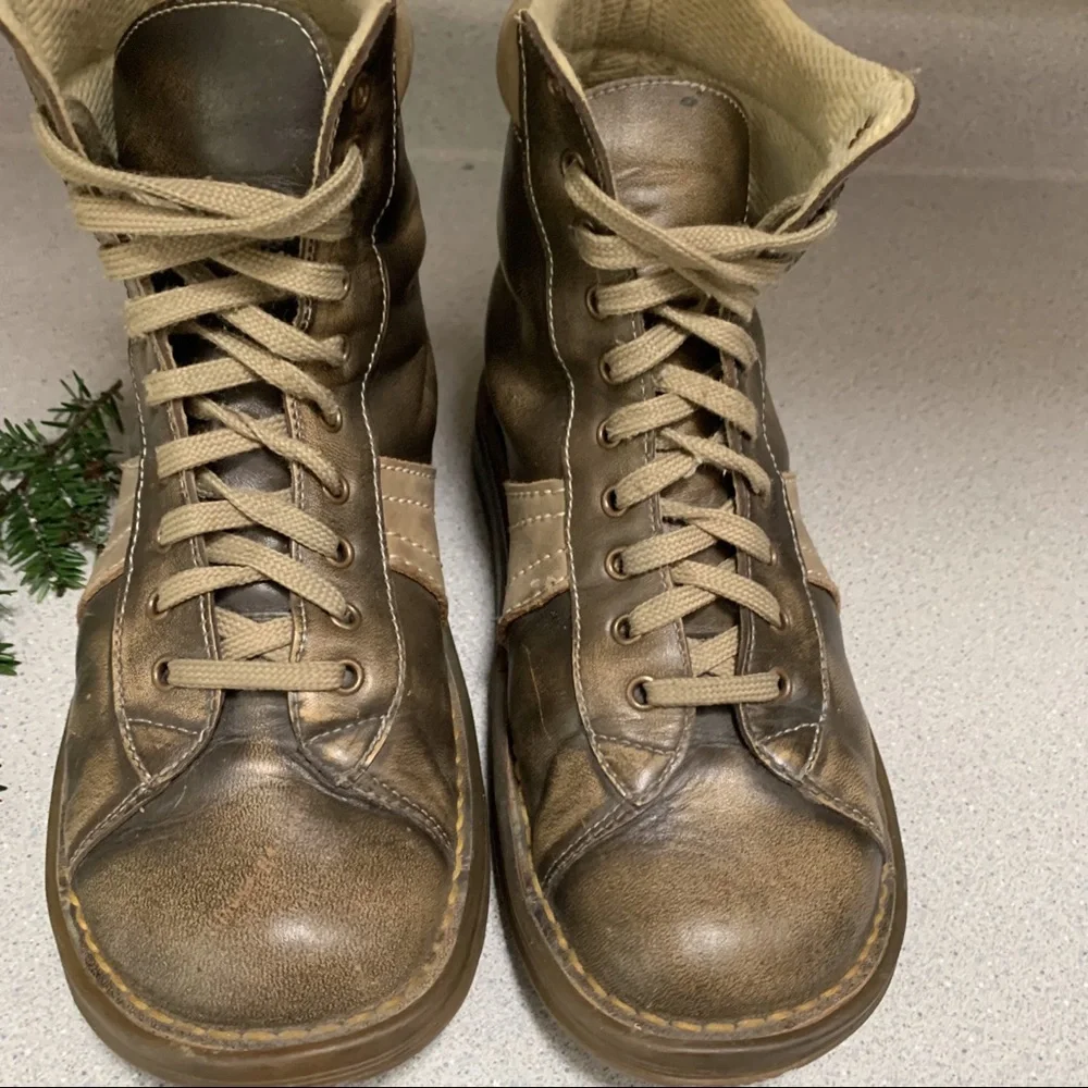 DR. MARTEN’S tan and brown leather boots, 7_4